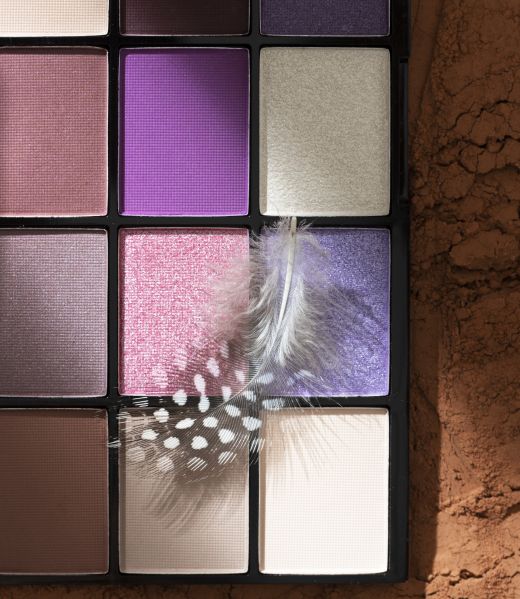 view-eyeshadow-palette-with-cosmetic-powder